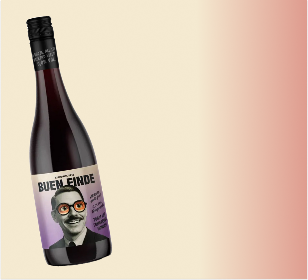 Botella de vino tinto sin alcohol Buen Finde sobre fondo crema 