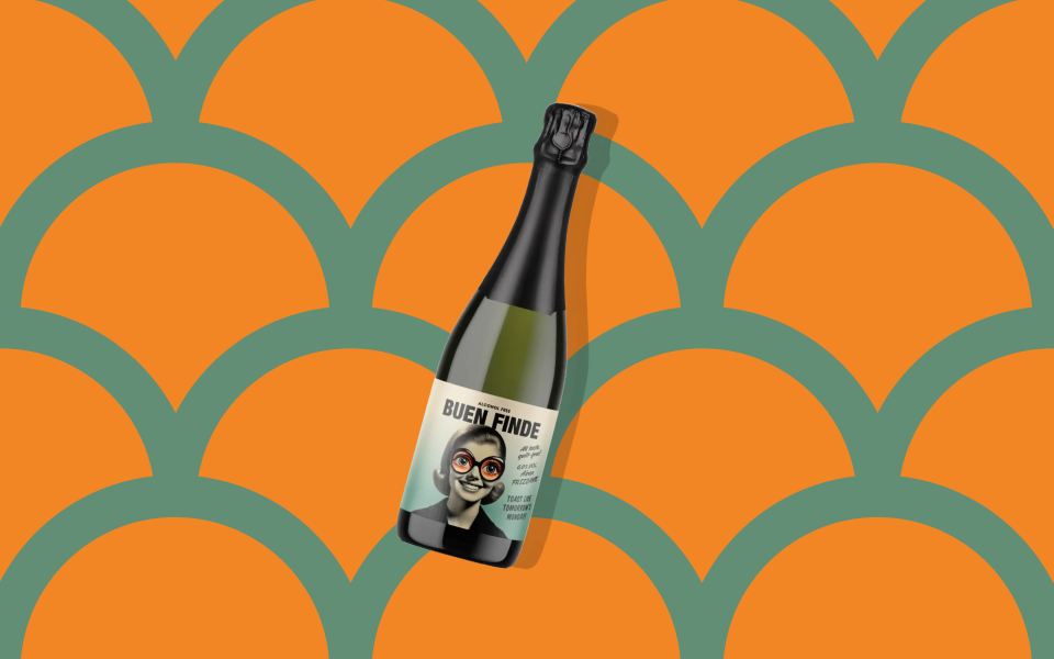 Botella de vino espumoso sin alcohol Buen Finde sobre un fondo de patrón de arcos semicirculares en tonos naranja y verde