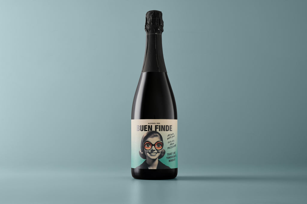 Buen Finde vino espumoso sin alcohol 0,0% - botella frizzante sobre fondo turquesa