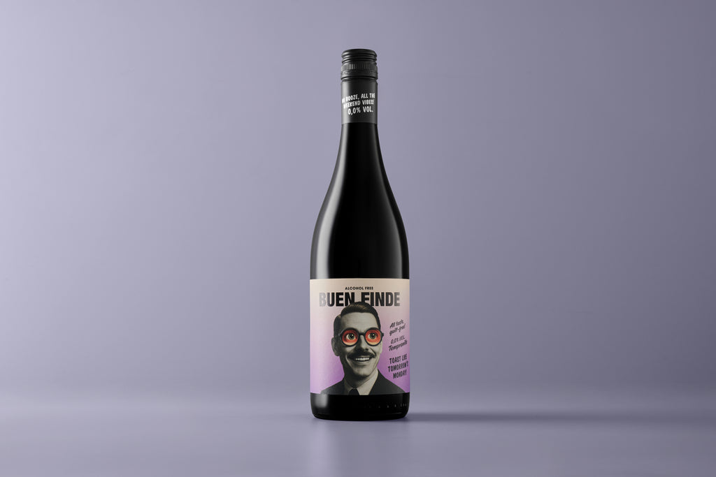 Buen Finde vino tinto sin alcohol 0,0% - botella tempranillo sobre fondo lila