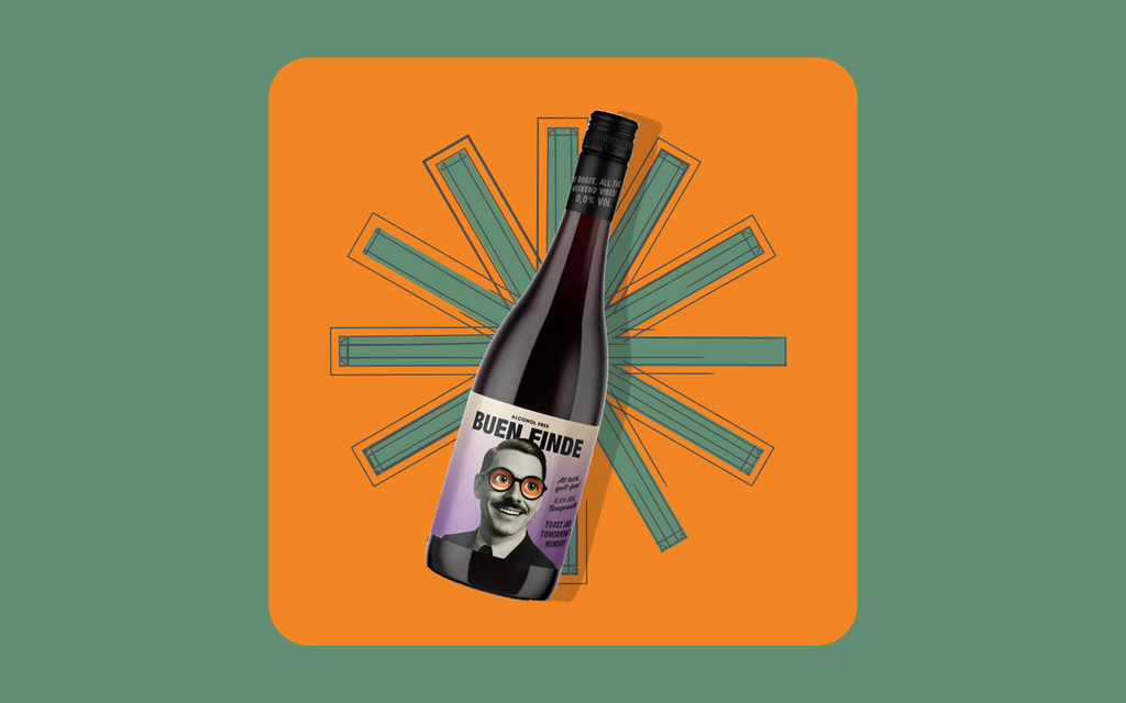 Botella de vino tinto sin alcohol Buen Finde sobre un diseño gráfico geométrico con tonos naranja y verde 