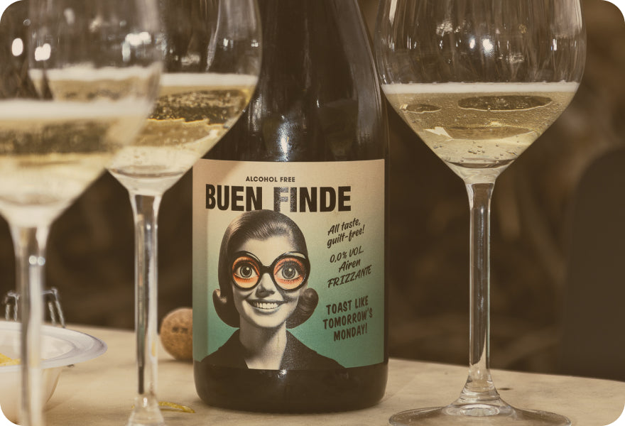 Botella de vino sin alcohol Buen Finde entre copas en una mesa