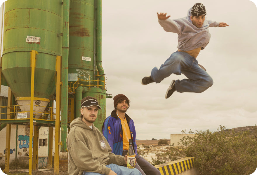 Un grupo de amigos disfrutando de Buen Finde con energía y estilo urbano en un entorno industrial