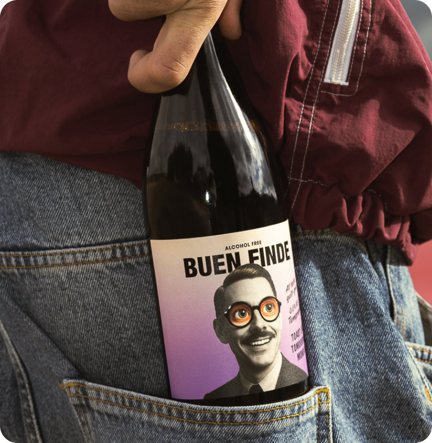 Botella de Buen Finde en el bolsillo trasero de unos vaqueros 